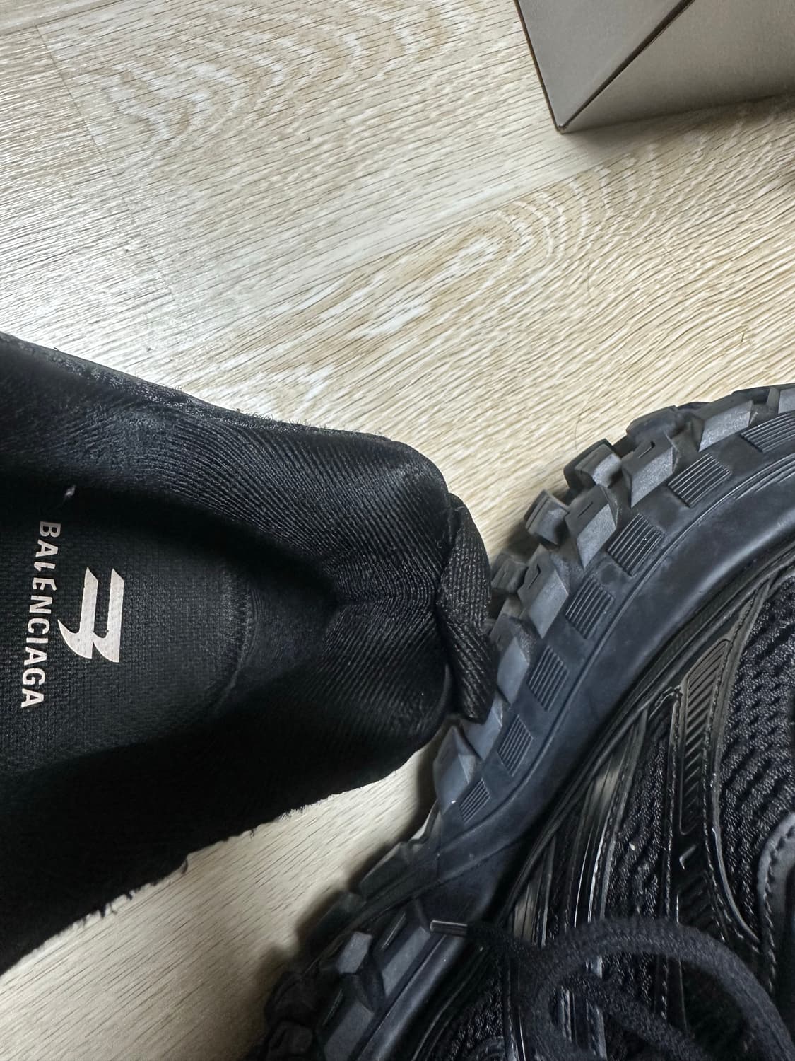 (43)발렌시아가 디펜더 상품이미지6