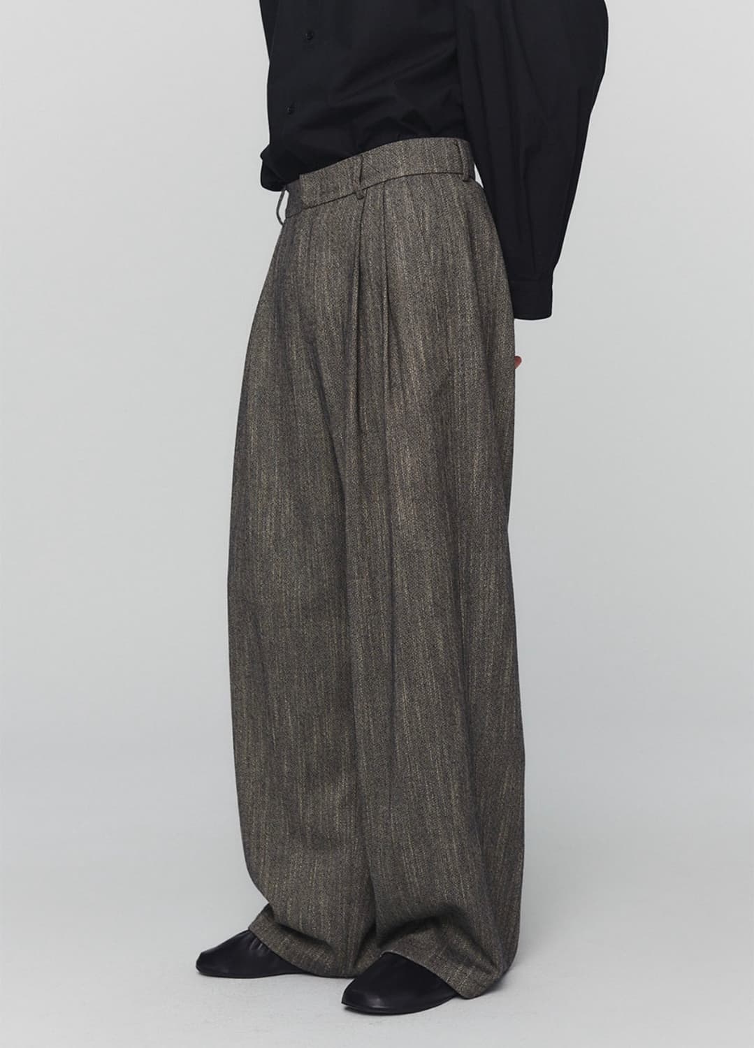 아모멘토 트위드 투 턱 와이드 팬츠 차콜 24FW 상품이미지1
