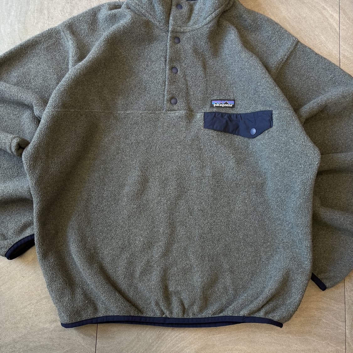 파타고니아 정품 신칠라 그레이 스냅티 상품이미지4