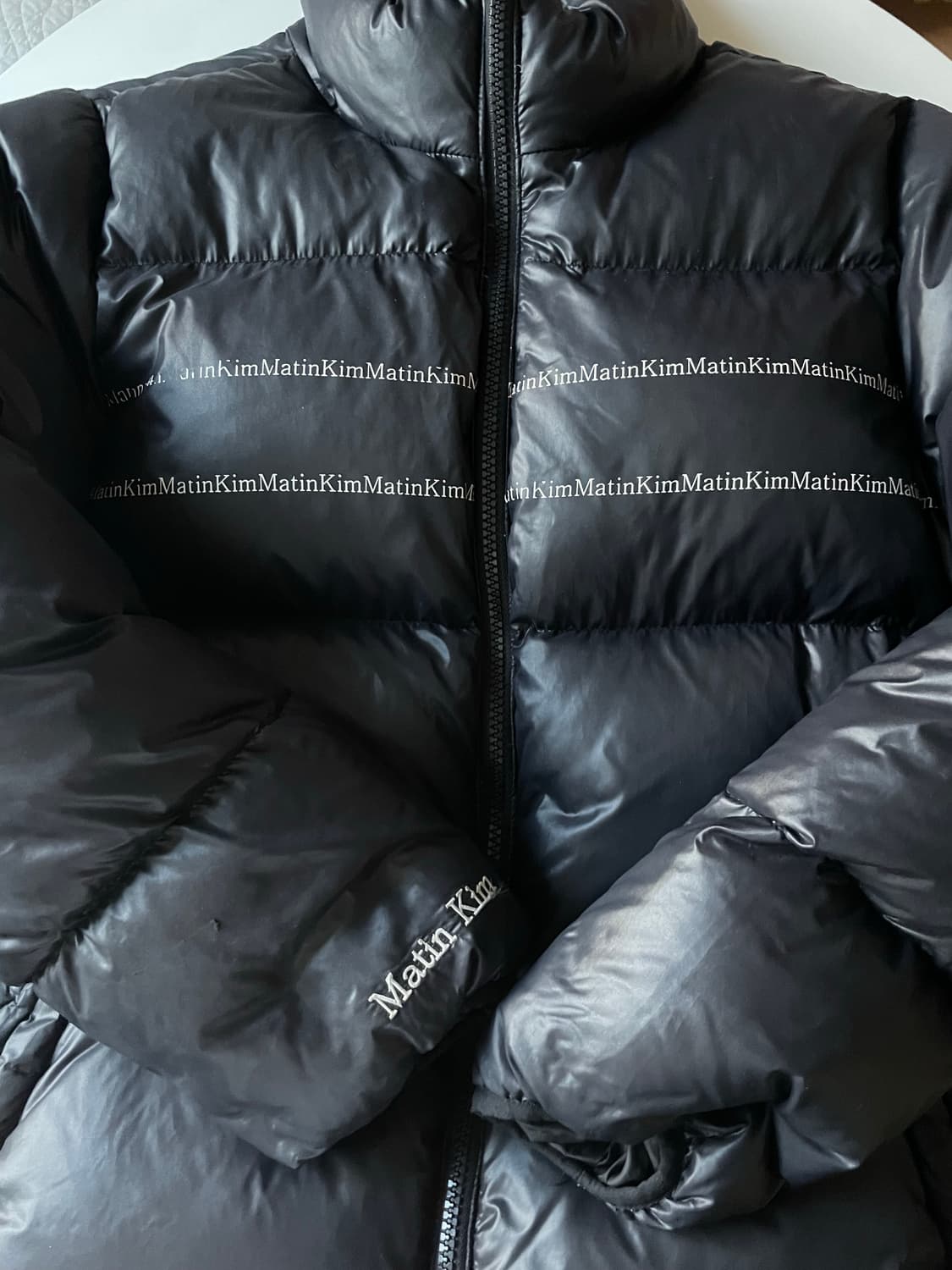 GLOSSY PUFFER JACKET IN BLACK 상품이미지3
