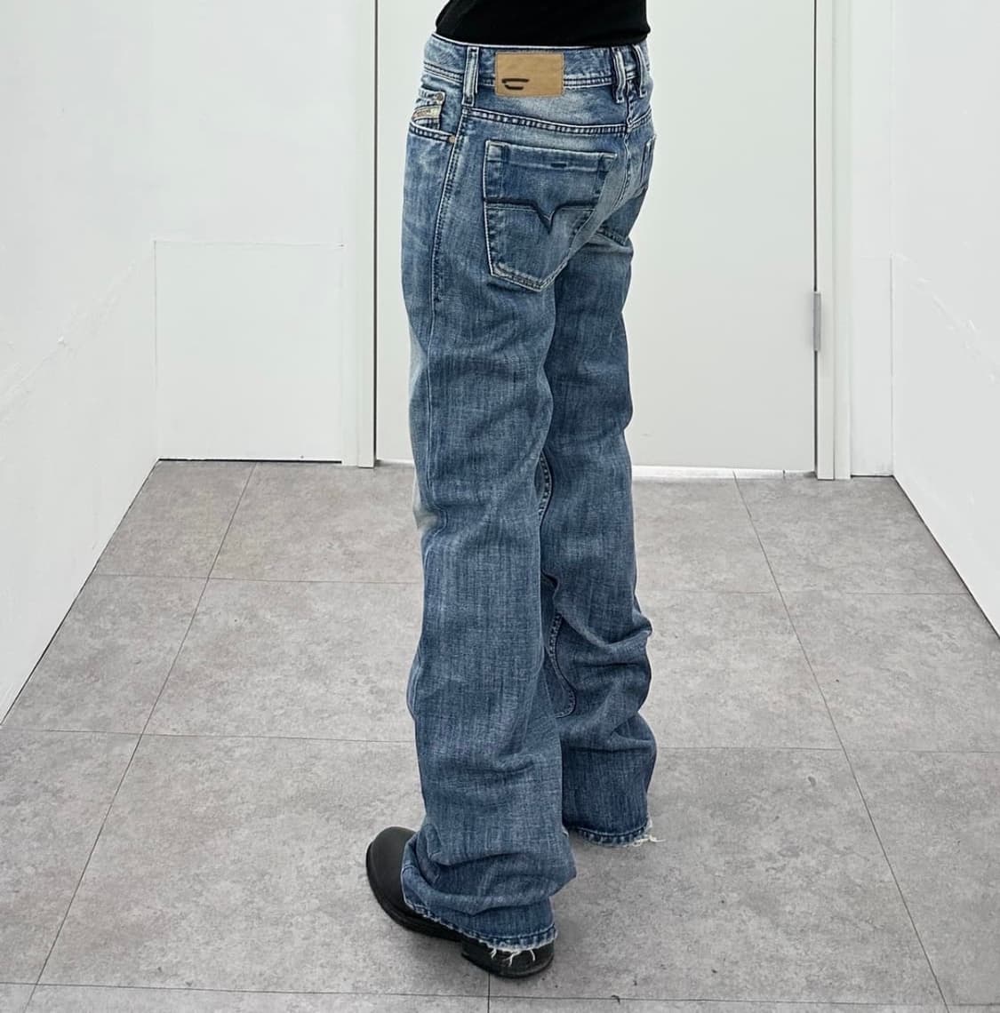 Diesel Distressed Indigo Bootcut Denim 상품이미지4