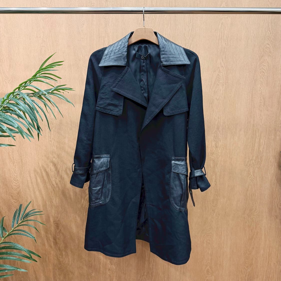 디앤써 롱 코트 레더 배색 와이드 카라 슬리브 스트랩 디테일 블랙 상품이미지1