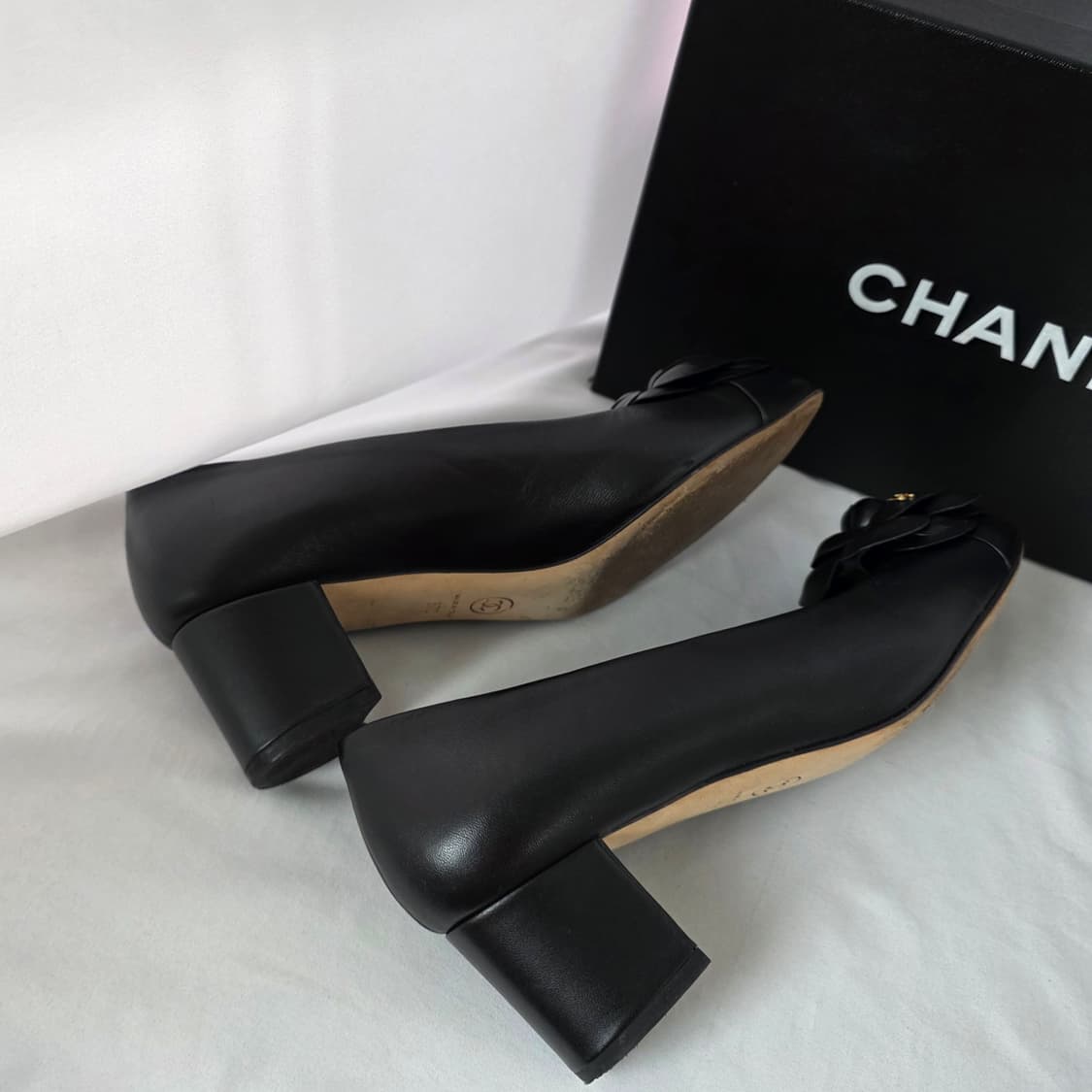 [정품 CHANEL] 샤넬 까멜리아 펌프스 구두 37 블랙 풀박스 상품이미지4