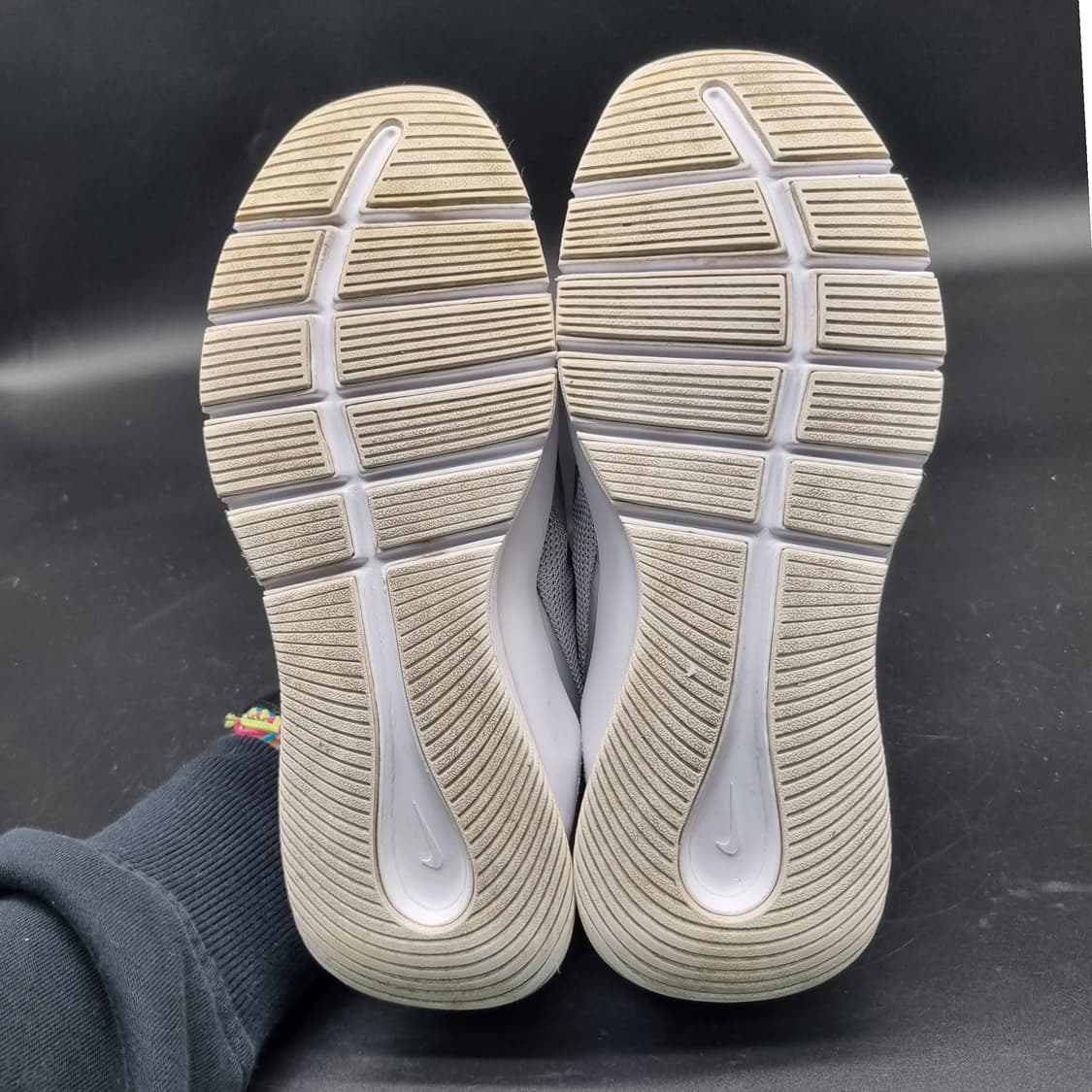 나이키 우먼스 리바 실버 여성운동화240  상품이미지3