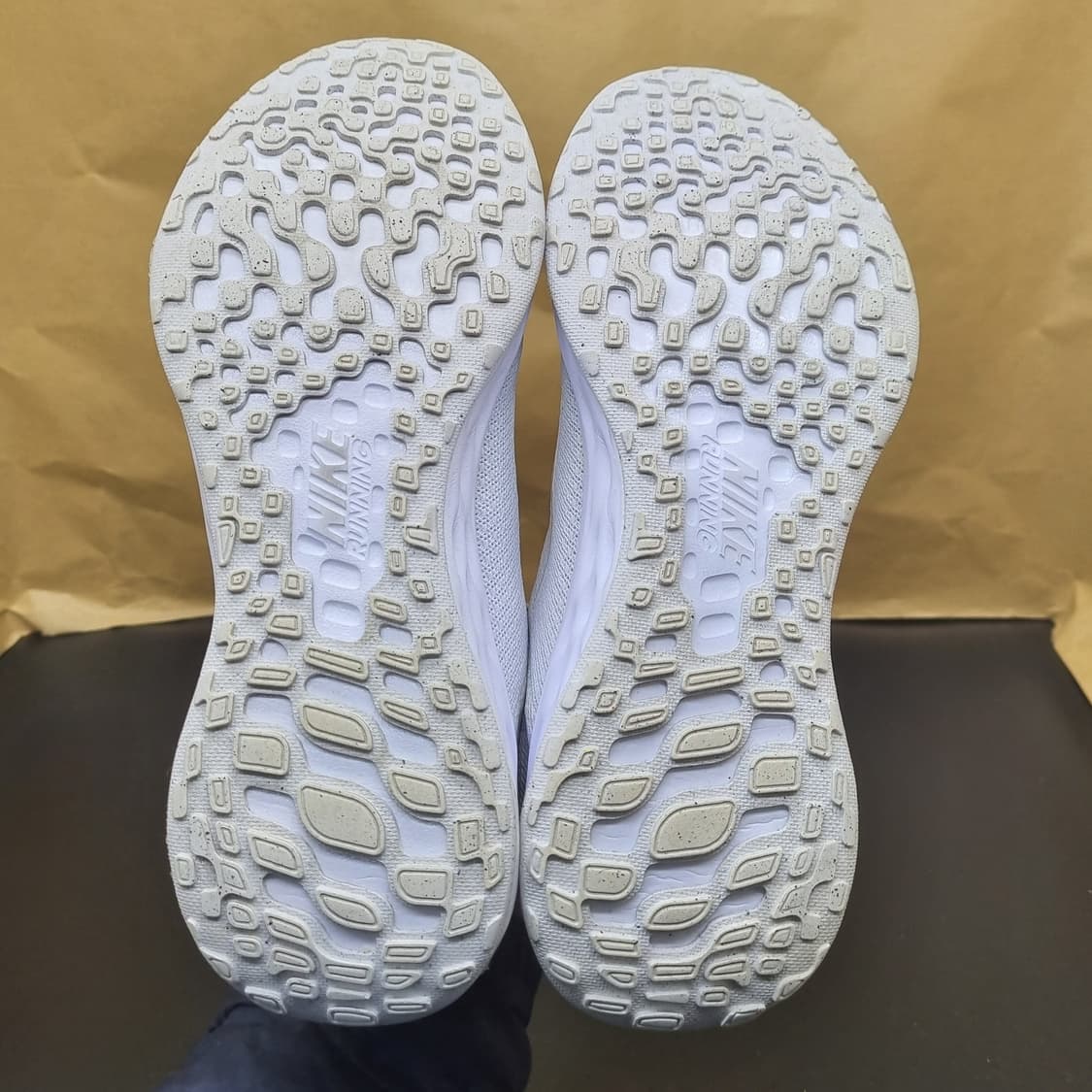 나이키 레볼루션6 화이트 운동화245 상품이미지3