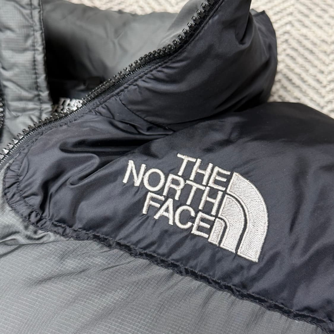 노스페이스 센터로고 무광 그레이 700 눕시 패딩 상품이미지3