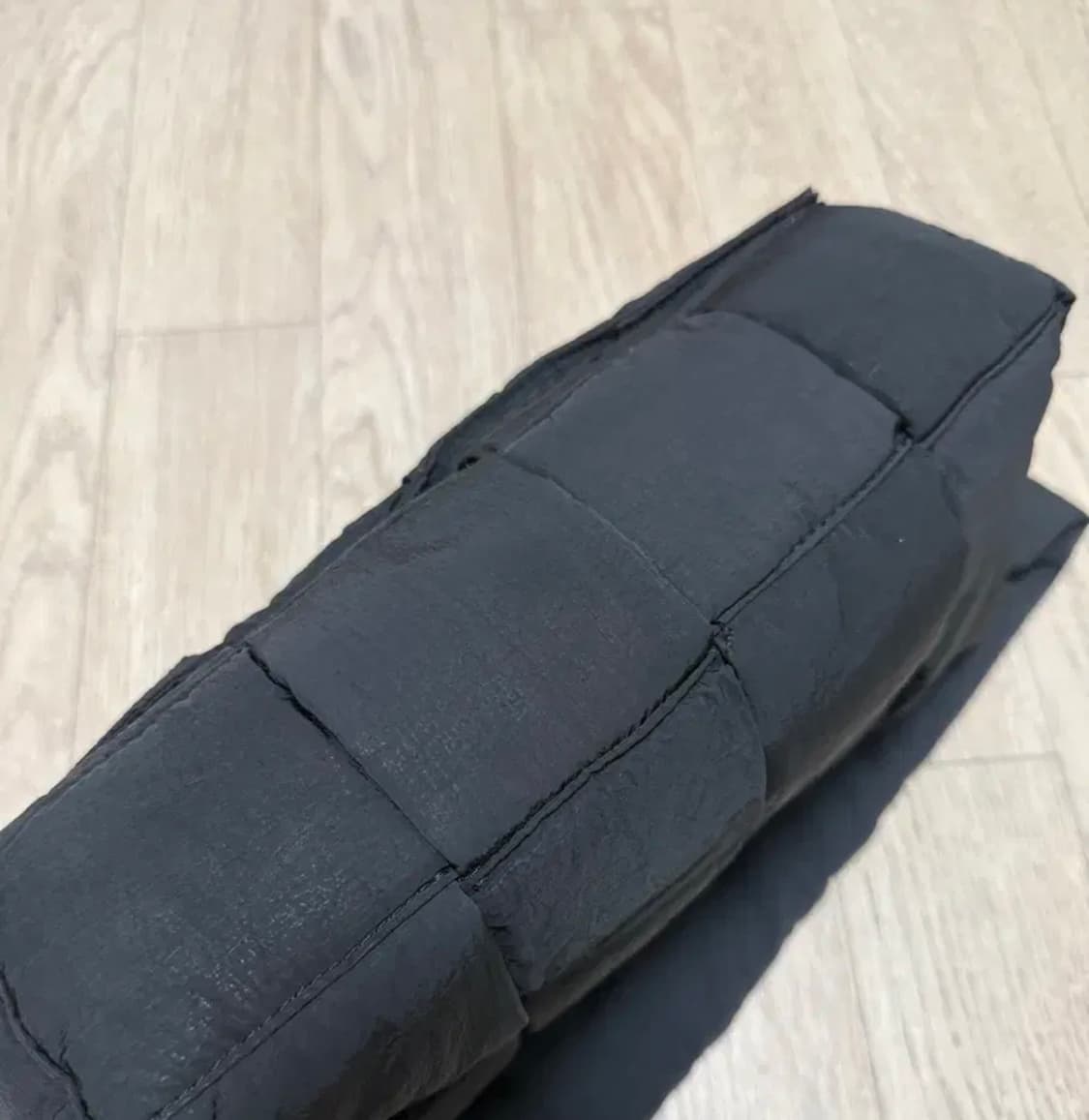 보테가 베네타 패딩 테크 카세트백 블랙 상품이미지5