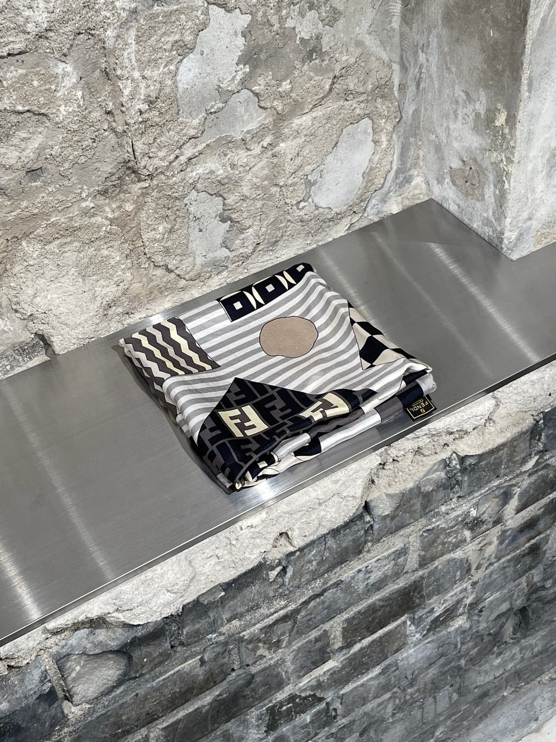 펜디 믹스 로고 멀티플 쉐입 실크 스카프 상품이미지1