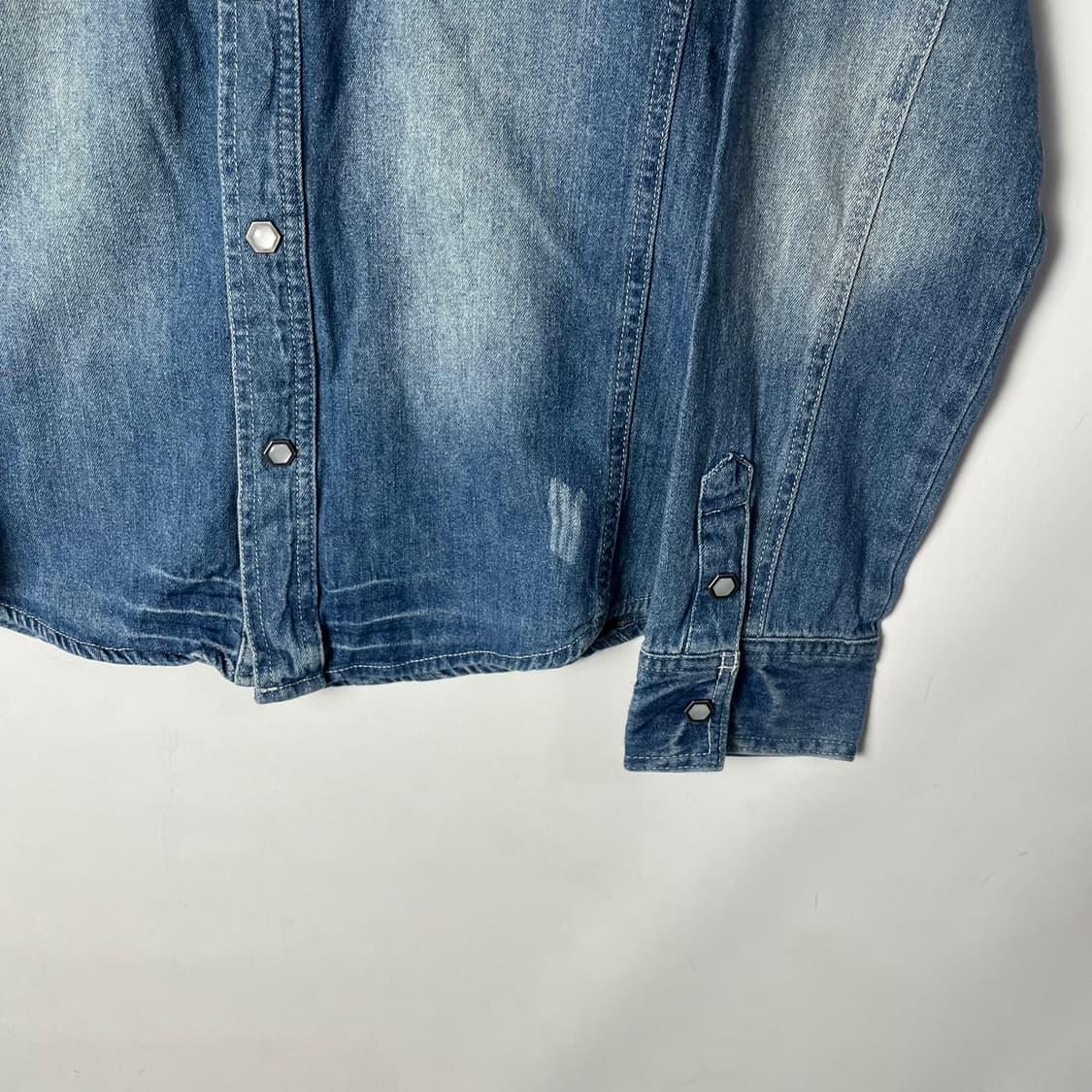 [In The Attic] 인더애틱 루드락커스 워싱 데님셔츠 상품이미지4