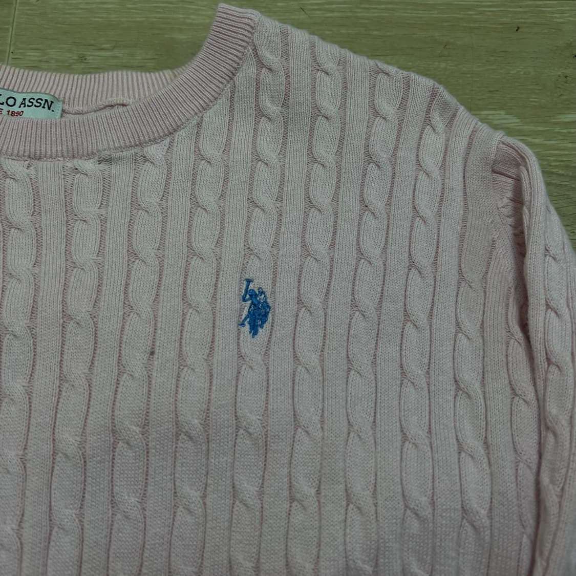 유에스 폴로 어신 여성 자수 로고 꽈배기 케이블니트 [핑크] M/95 상품이미지4