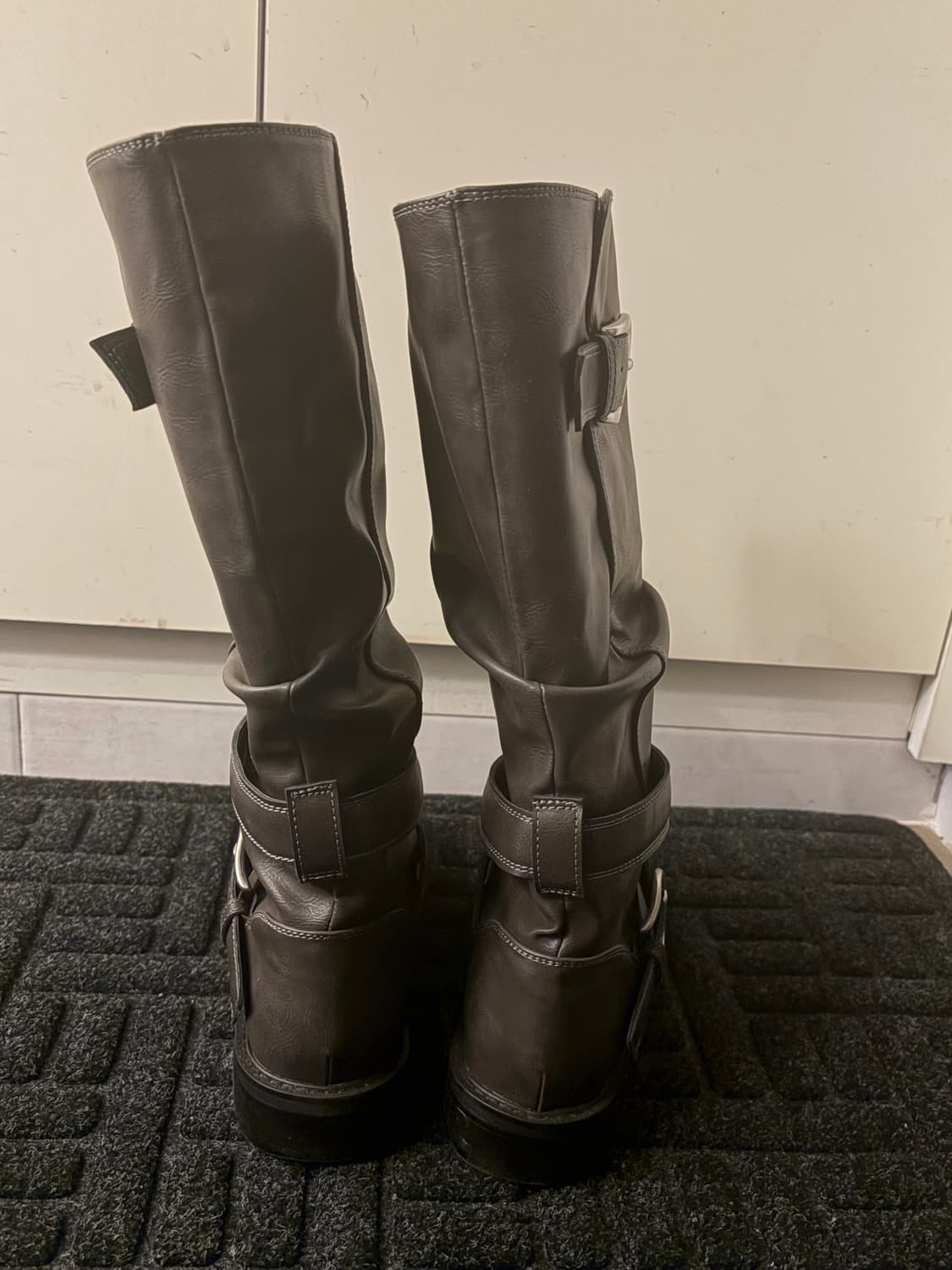 기호 raven foldable buckle boots grey 상품이미지4