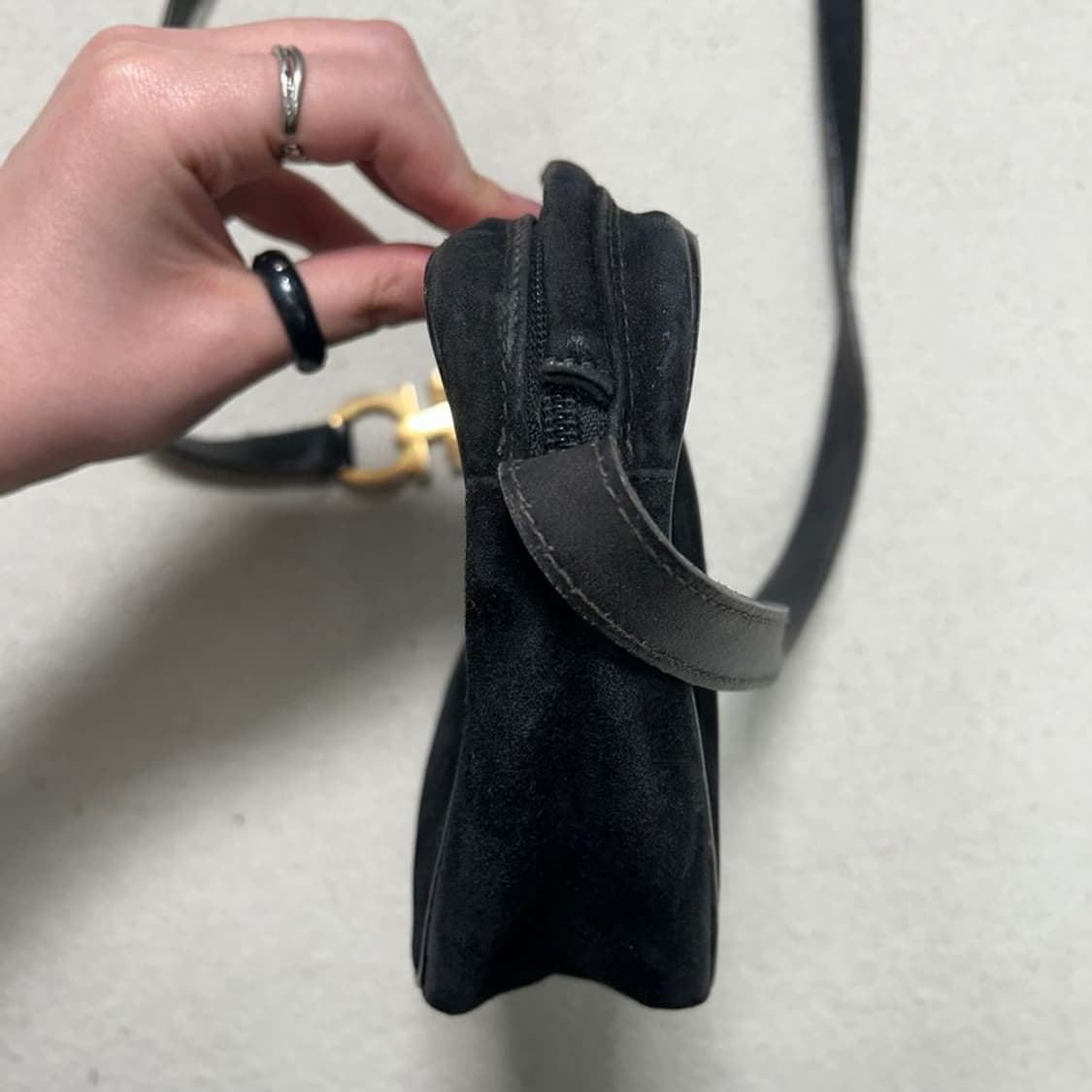 살바토레 페라가오 스웨이드 간치니 로고 블랙 크로스백 상품이미지2