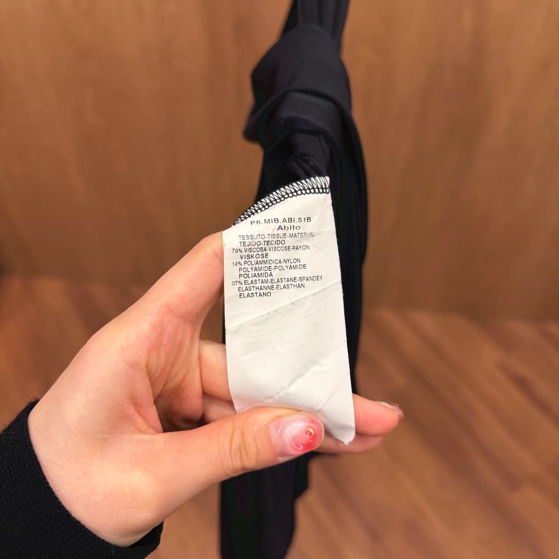 막스마라 브이넥 7부 미디 원피스 리본 밴드 크로스 패널 디테일 블랙 상품이미지7