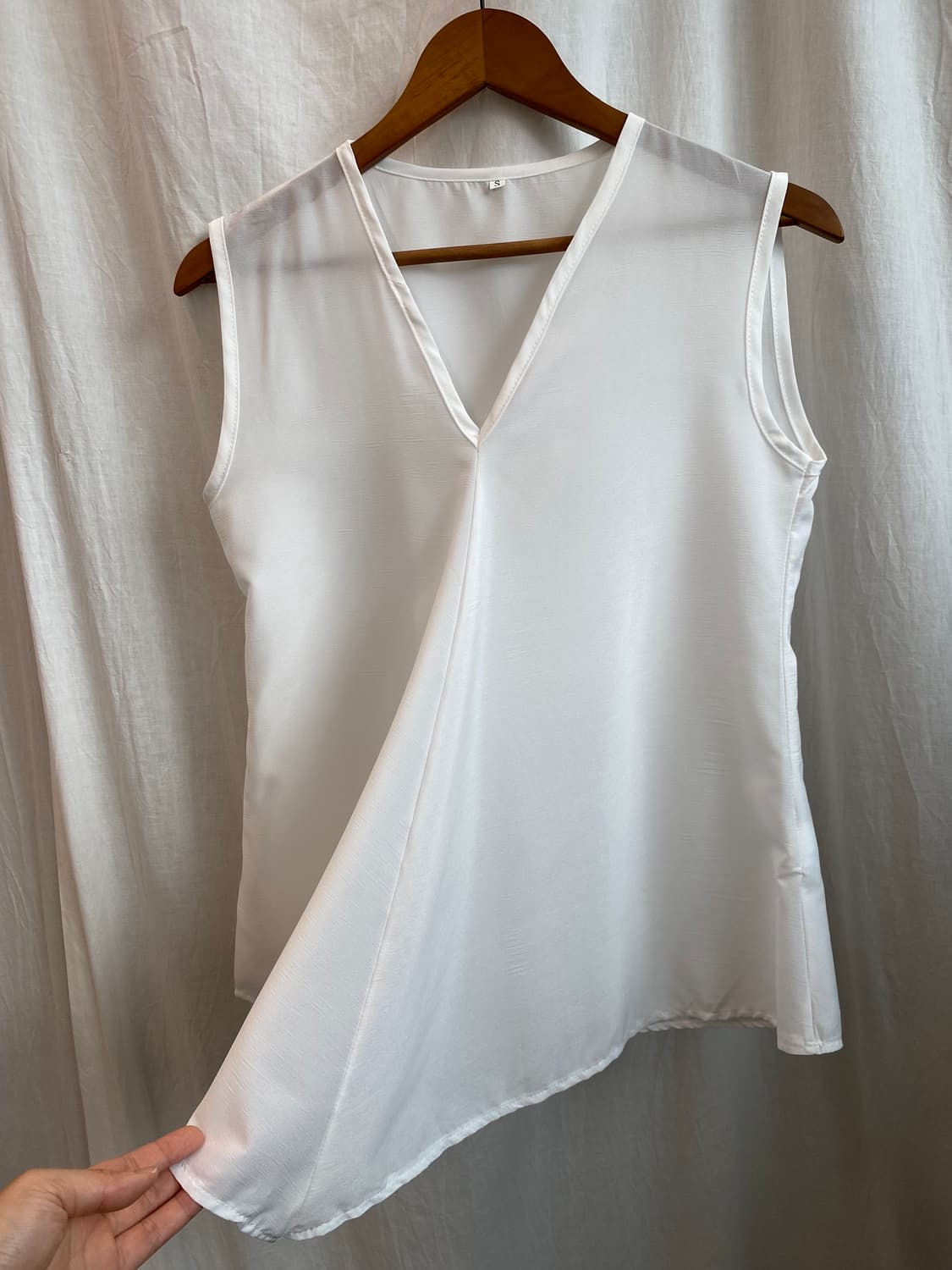 브이넥 화이트 슬리브리스탑(M) 상품이미지7