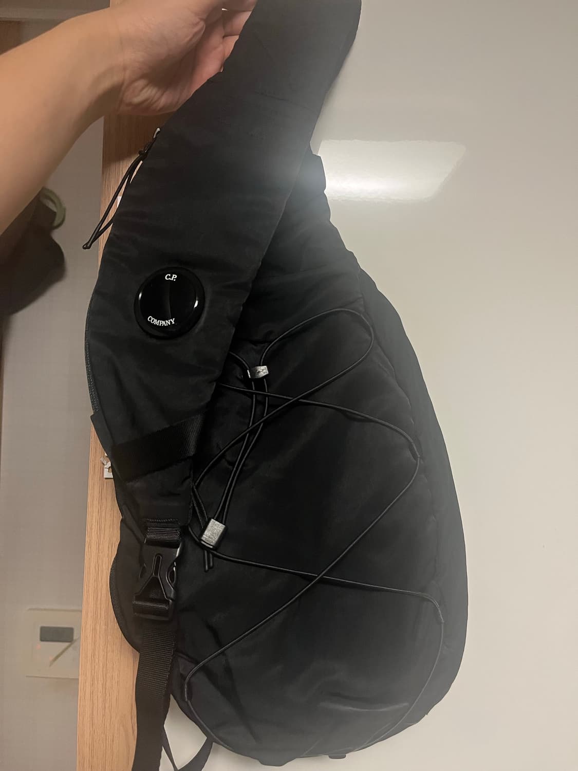 C.P. 컴퍼니 나일론 B 렌즈 크로스백 블랙- 25FW 상품이미지1
