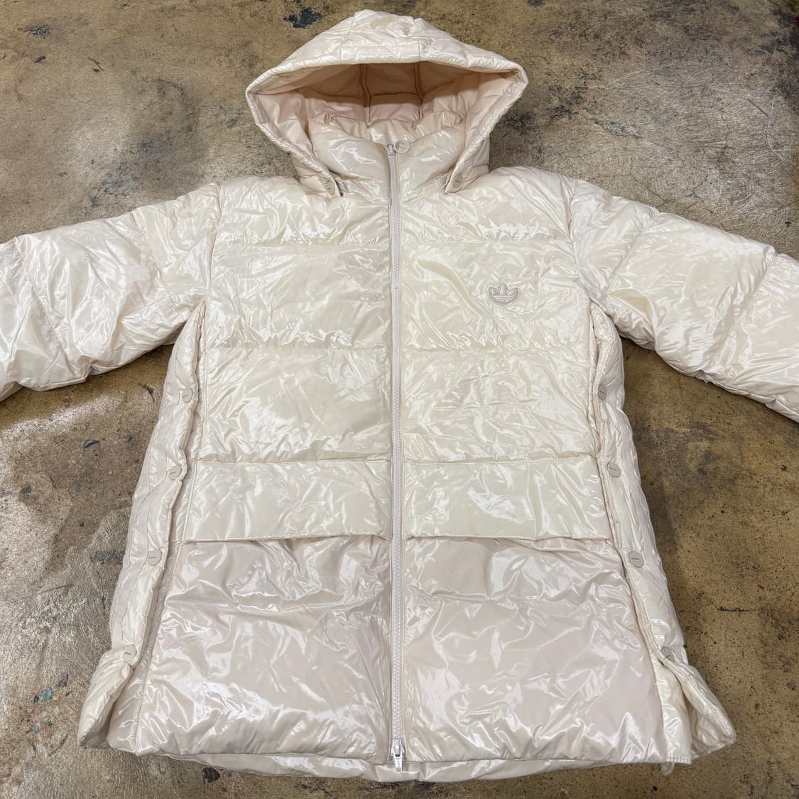 아디다스 크림 유광 패딩 상품이미지3