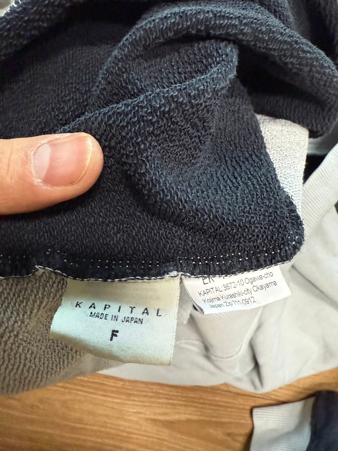 캐피탈 투톤 빅플리스 스웻셔츠 팝니다. 상품이미지9