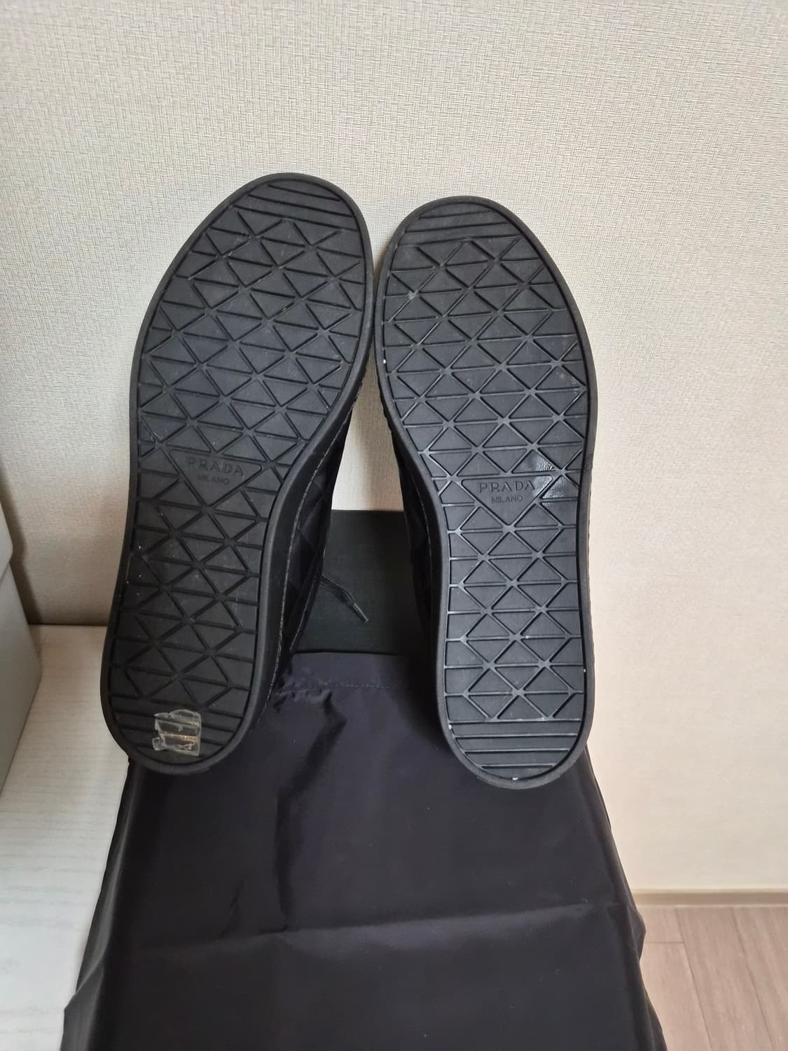 (정품) 프라다 삼각로고 스니커즈 상품이미지6