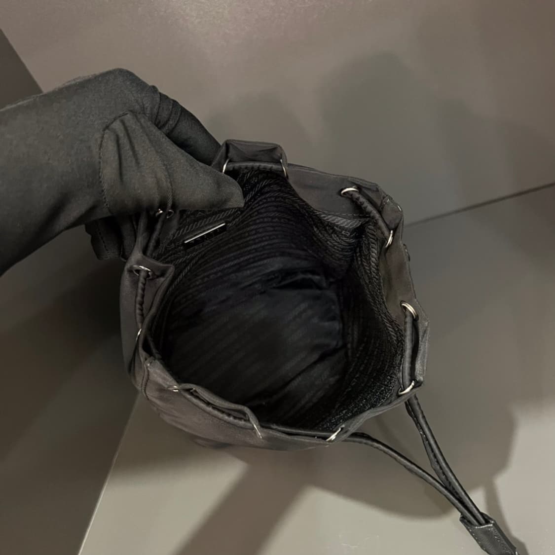 프라다 리나일론 드로우스트링 파우치 블랙 상품이미지4