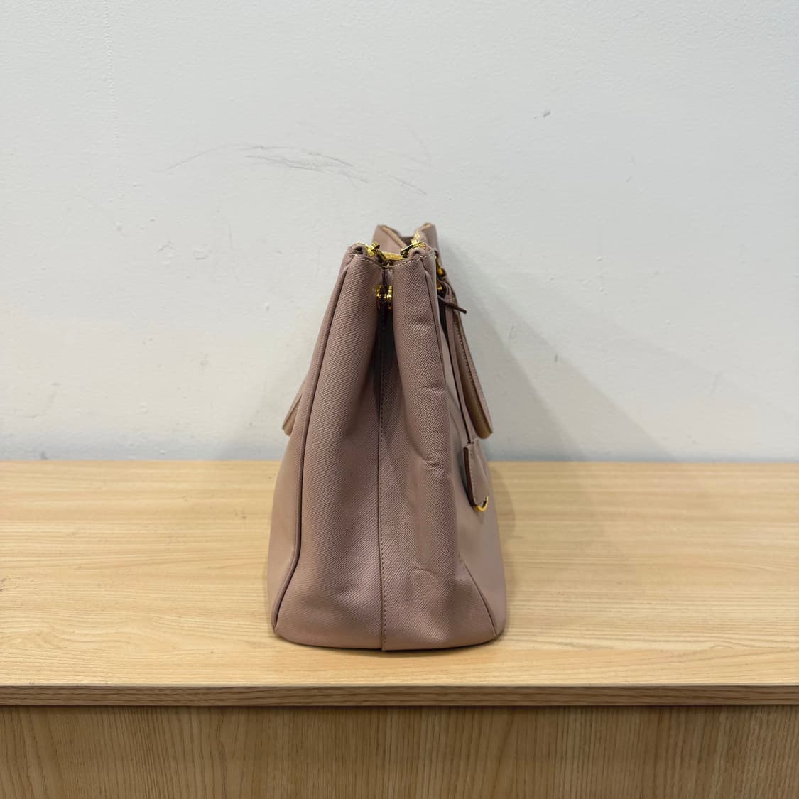 프라다 토트백 사피아노 레더 골드 삼각 로고 디테일 베이지 핑크 상품이미지3