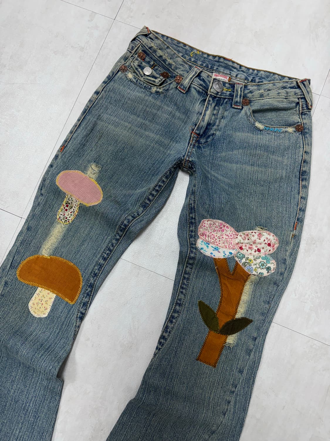 •True Religion 플라워 & 머쉬룸 패치 부츠컷 데님 상품이미지2