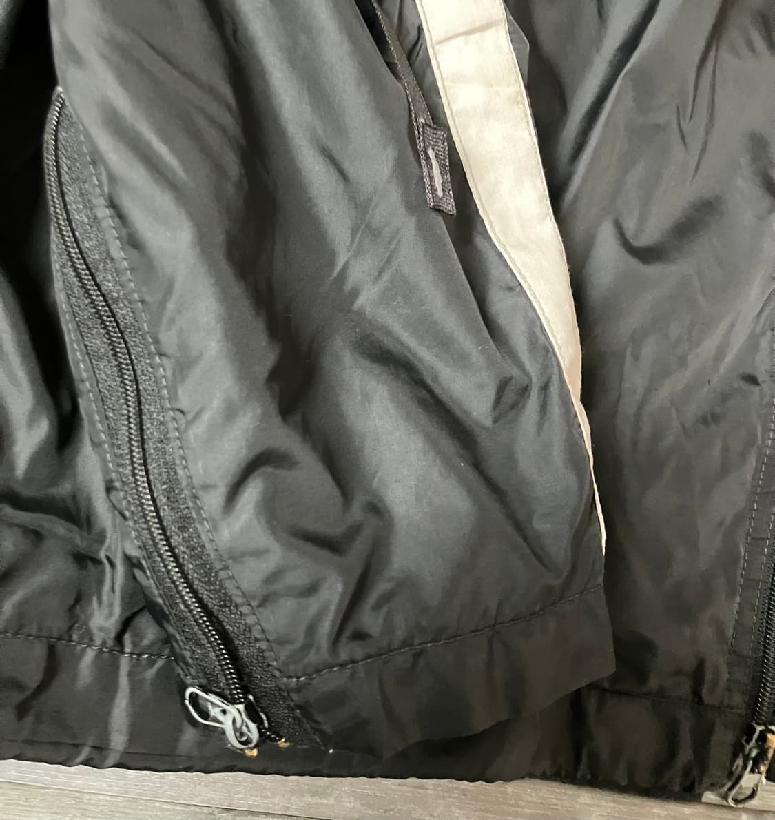 Side detail black nylon jacket 상품이미지4