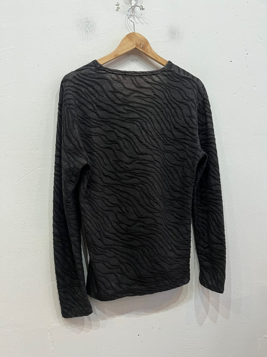 HIDEAWAYS 입체패턴 롱슬리브 상품이미지2