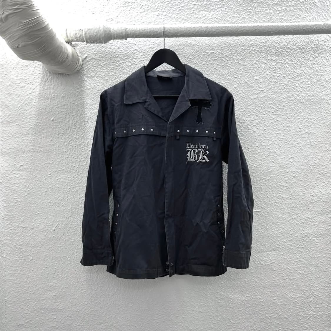 beablack cross stud detail jacket 상품이미지3