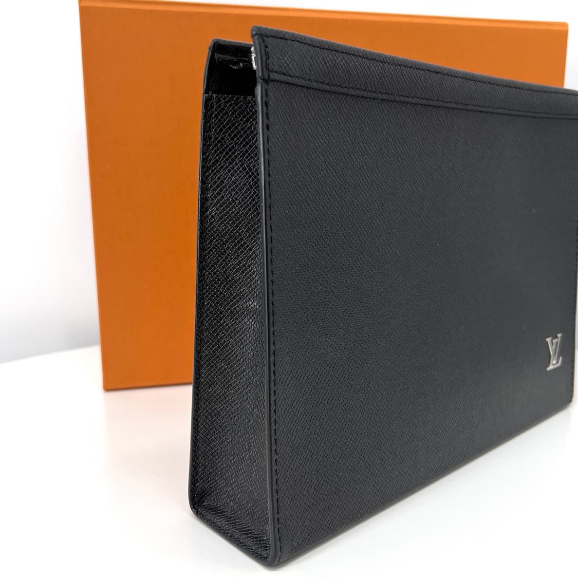 [25년식] 루이비통 LV 타이가 포쉐트 보야주 클러치백 블랙 상품이미지6