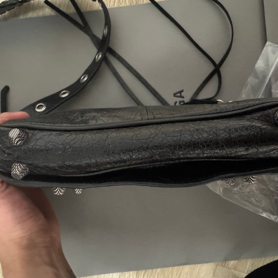 발렌시아가 르 카골 XS 플랩백 블랙 크로스백 719082 상품이미지4