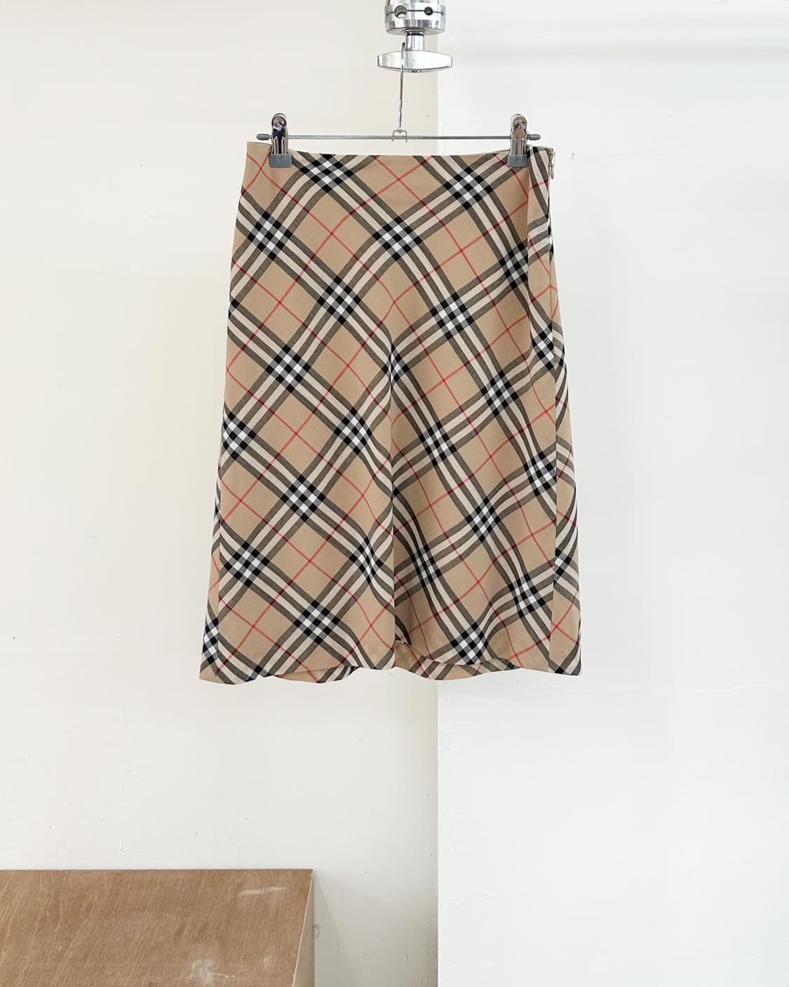 버버리 블루라벨 베이지 노바체크 미디 스커트  상품이미지1