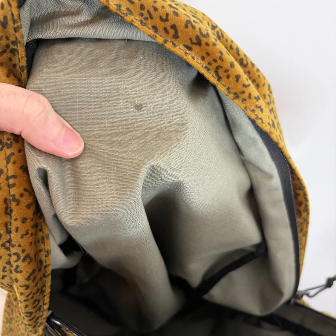 17FW 슈프림 레오파드 후리스 백팩 옐로우 상품이미지3