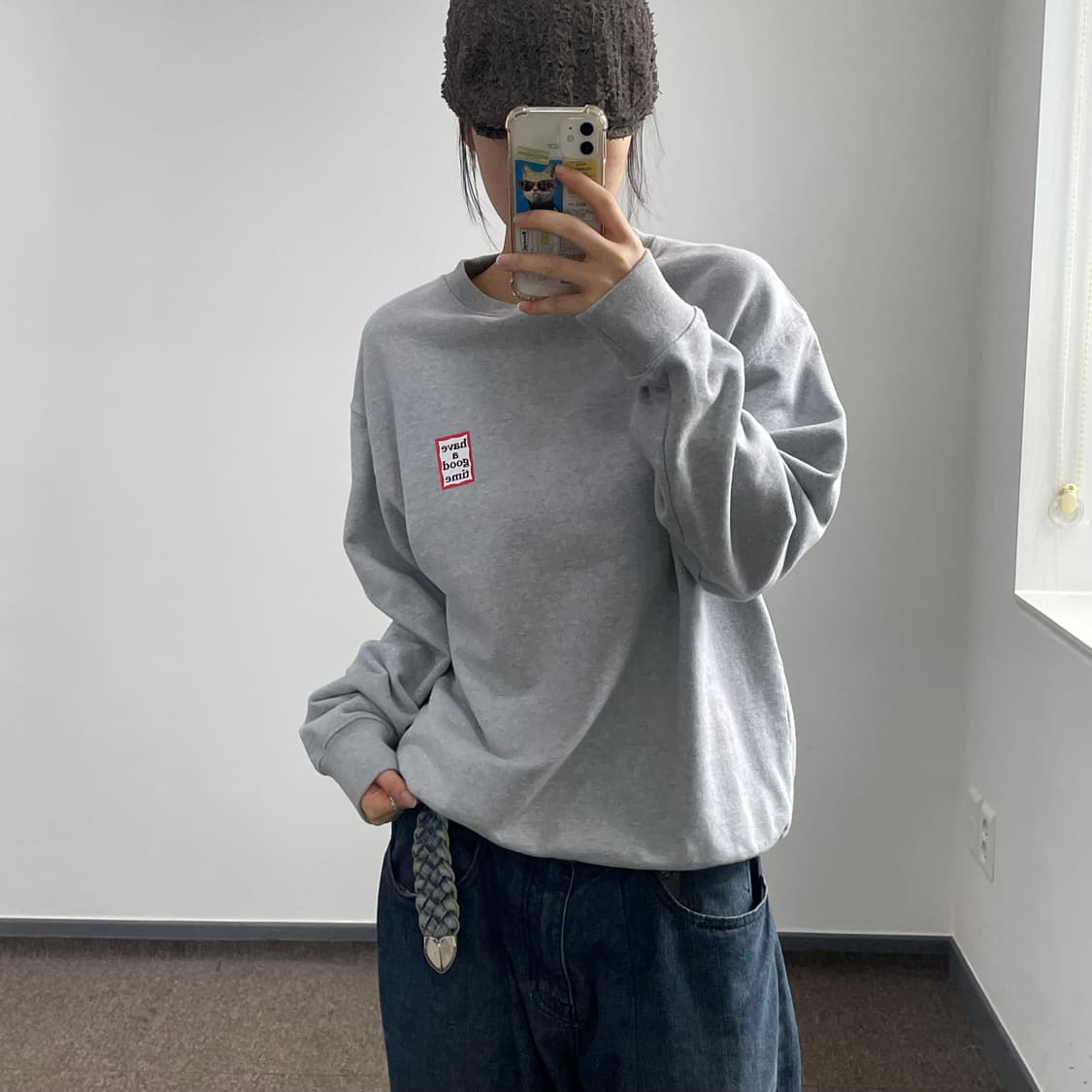 Have a good time 해브어굿타임 스몰로고 그레이 맨투맨 상품이미지2