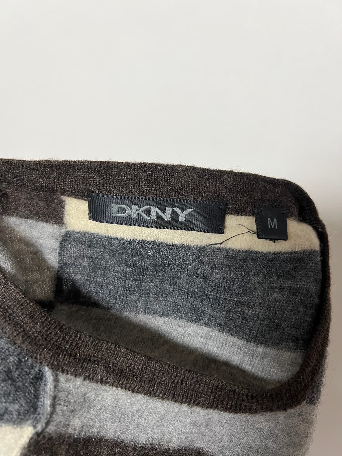 한섬 DKNY 디케이앤와이 스트라이프 패턴 니트 정품 상품이미지3