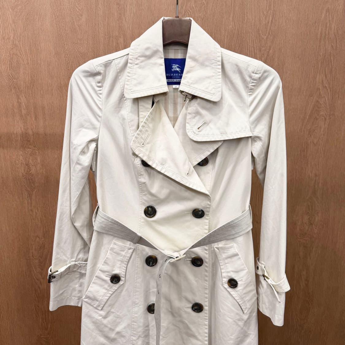 버버리 블루라벨 트렌치 코트 더블 브레스티드 벨트 스트랩 디테일 아이보리 상품이미지4