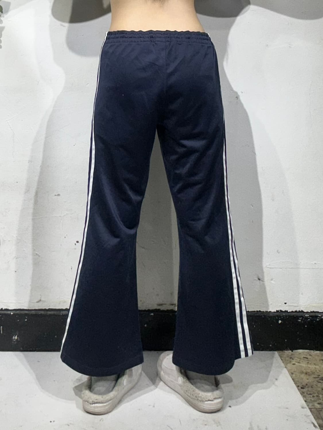 아디다스 네이비 와이드 화이트 삼선 부츠컷 파이어버드 팬츠 상품이미지3