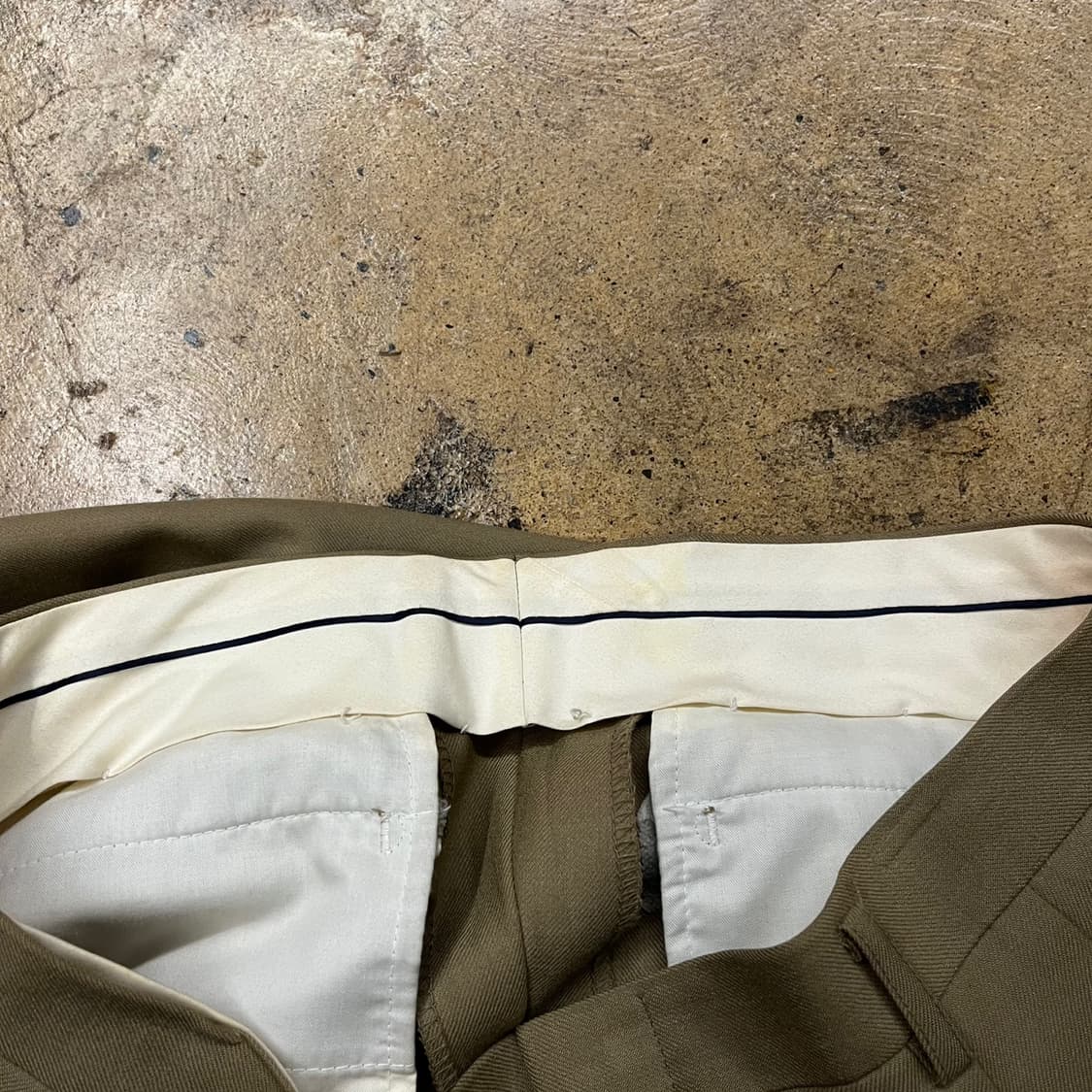 [정품] 입생로랑 카키색 주름 바지 b10 상품이미지6