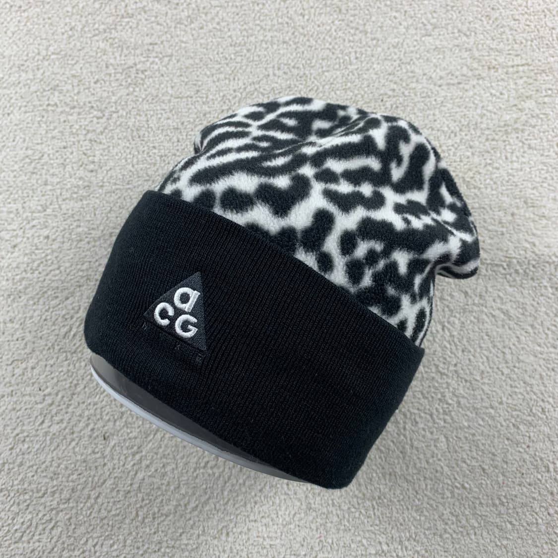 나이키 ACG 자수로고 얼룩말 패턴 플리스 비니 상품이미지1