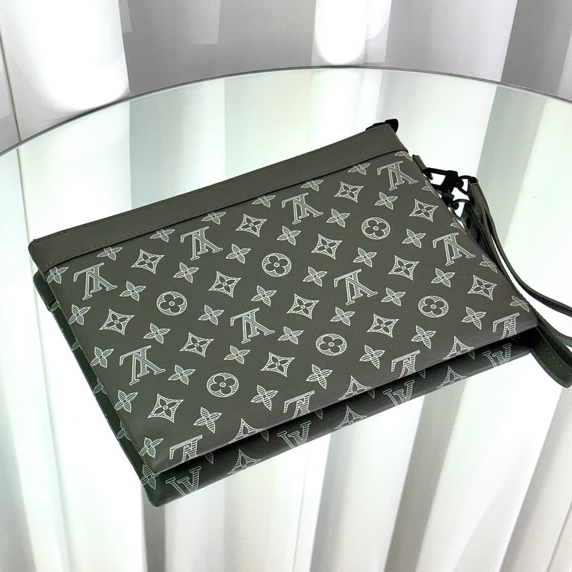 [새상품급] 25SS 루이비통 포쉐트 투고 쉐도우 클러치백 상품이미지6