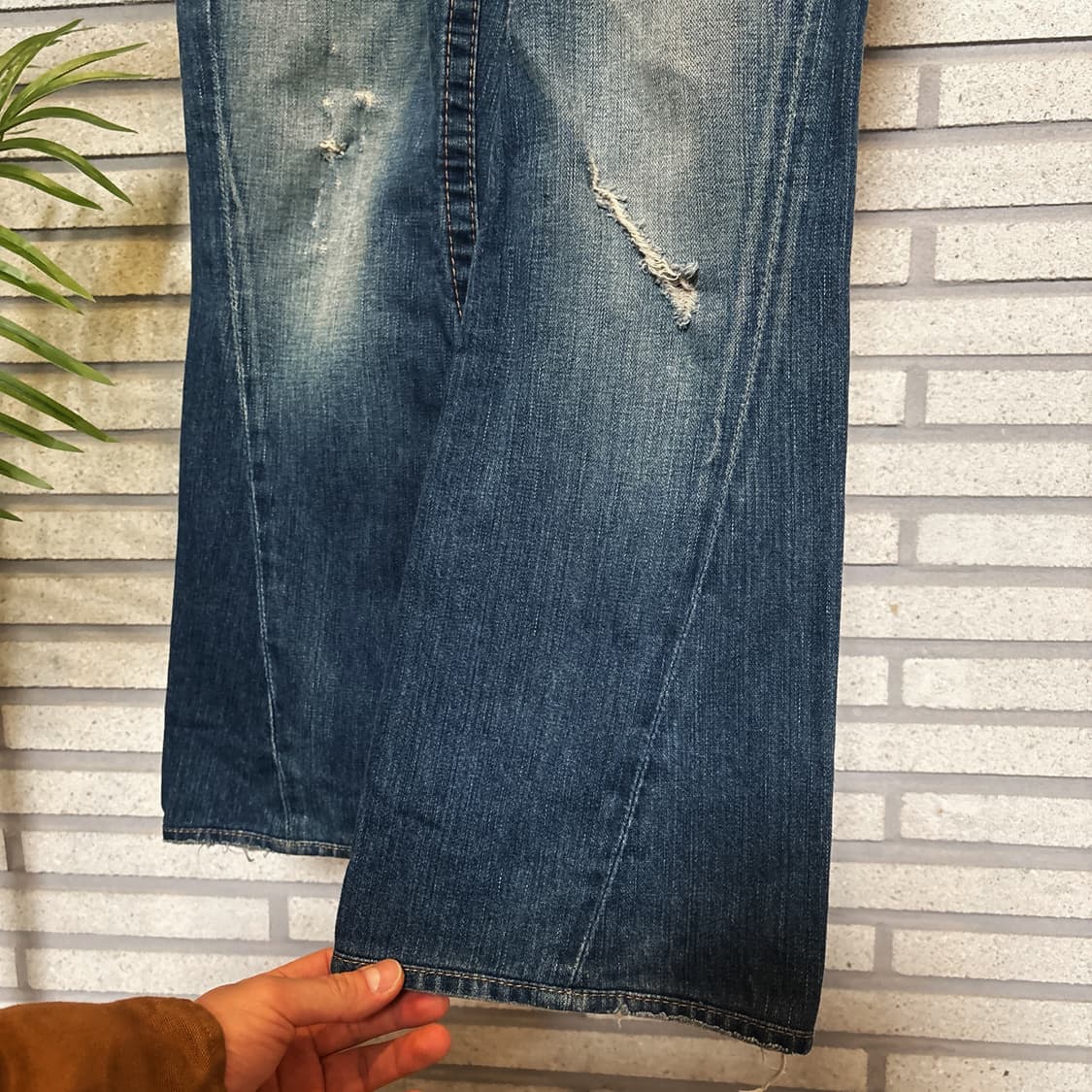 트루릴리전 Y2K 데미지 부츠컷 데님팬츠 플랩포켓 디테일 에이징인디고 상품이미지6