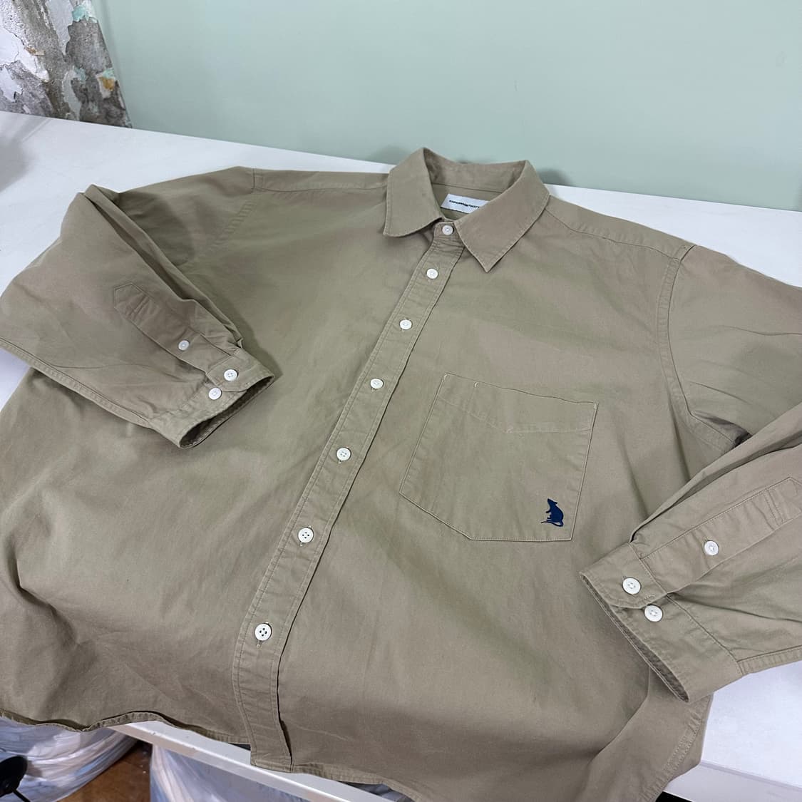 L 105 에스피오나지 베이지 마우스로고 오버핏 옥스퍼드셔츠 상품이미지3