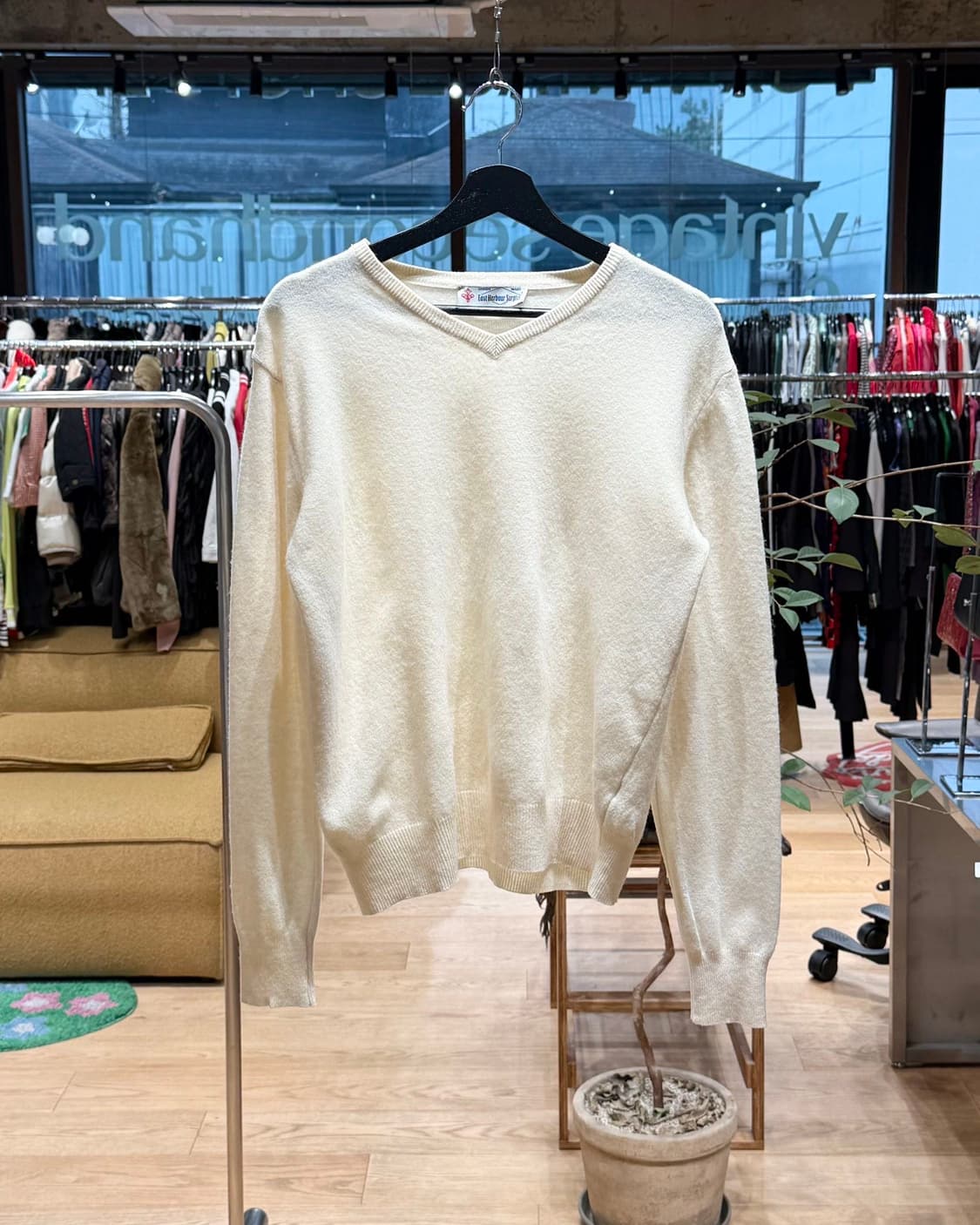 이스트 하버 서플러스 아이보리 브이넥 니트 상품이미지1