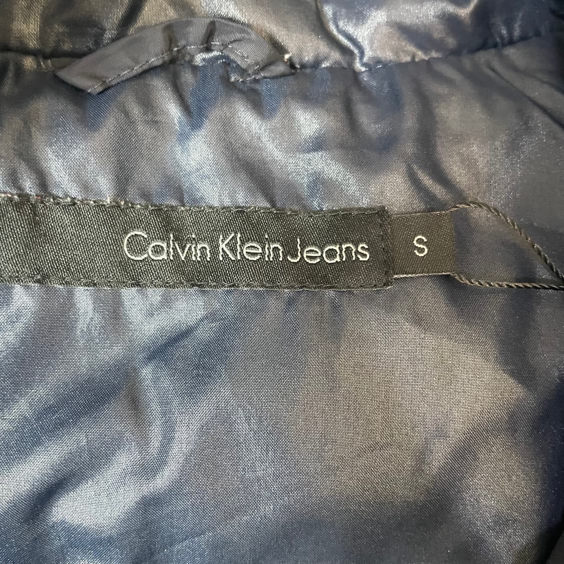 캘빈진스 네이비 자수 로고 경량 패딩 S 상품이미지4