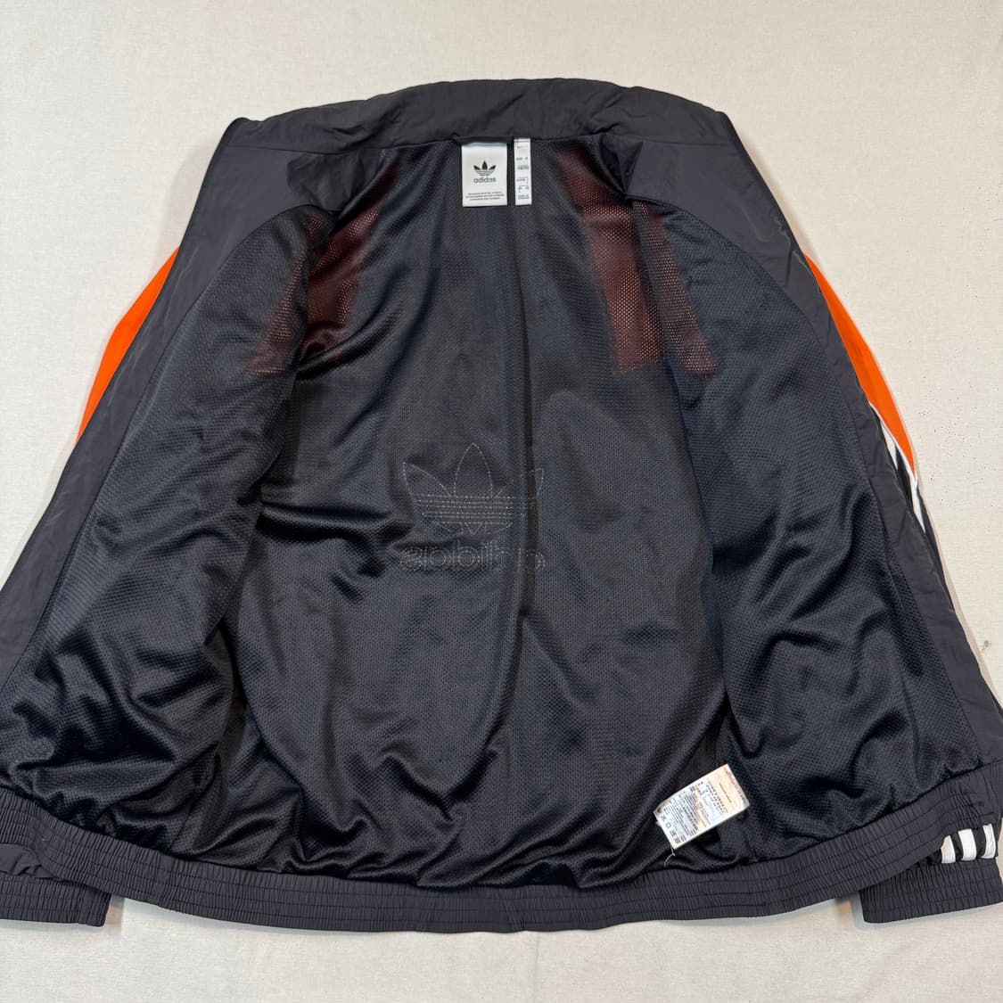 L) 아디다스 파이어버드 로고 바람막이 블랙/오렌지 상품이미지4