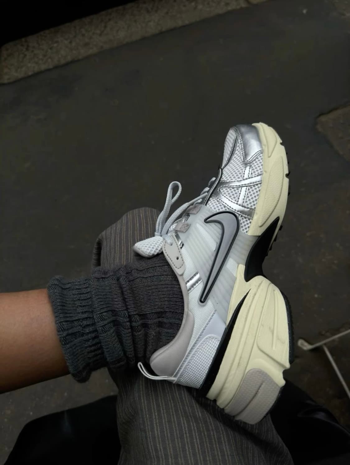 나이키 V2K Run 화이트 메탈릭 실버 225 상품이미지1