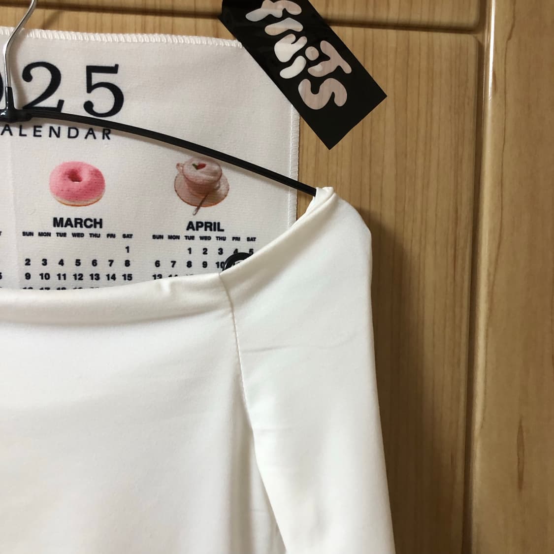 화이트 오프숄더 티셔츠 ⏱️  상품이미지4