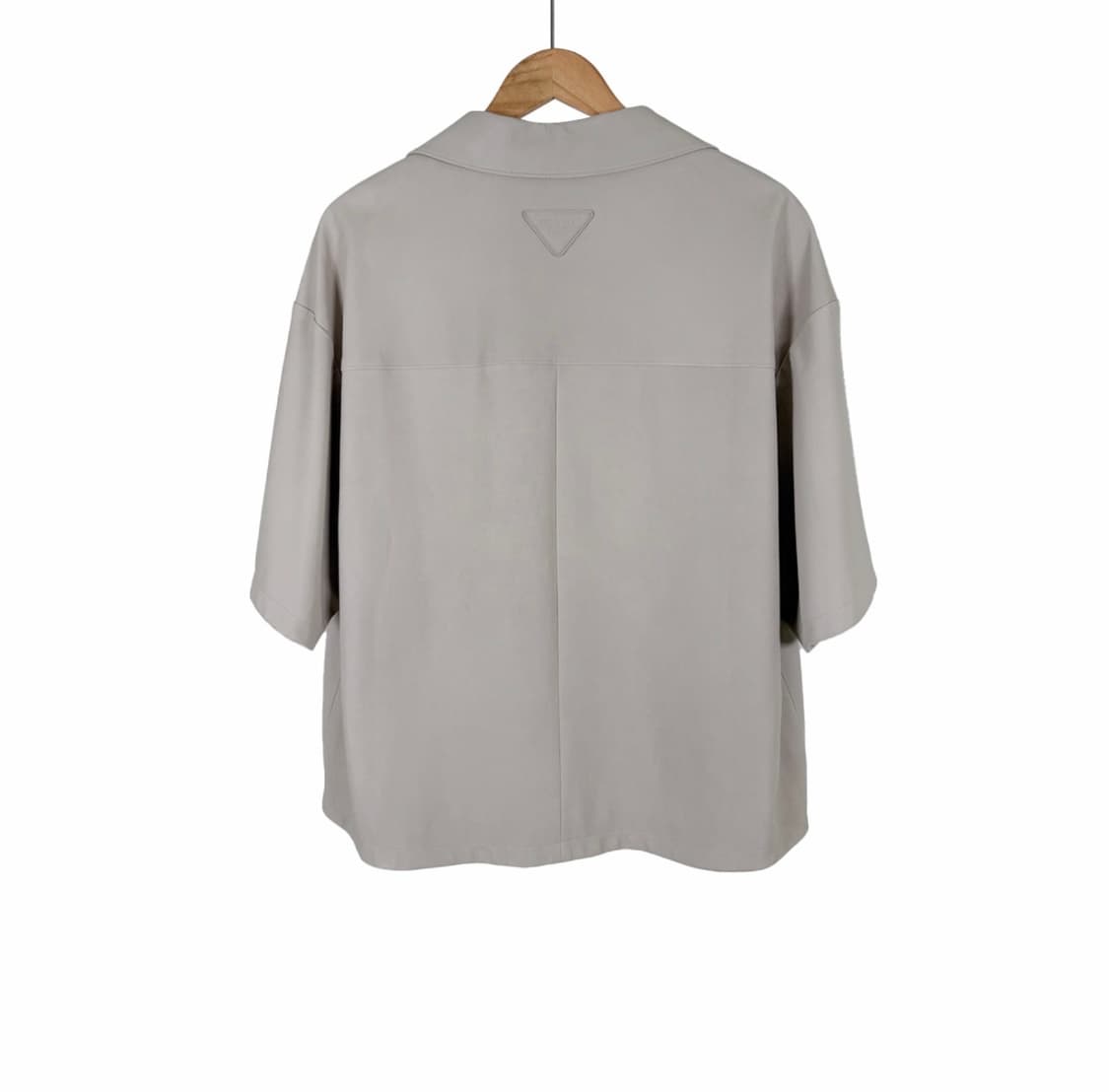 [50] 프라다 남성 나파 레더 삼각로고 램스킨 반팔 셔츠 자켓 베이지 상품이미지2