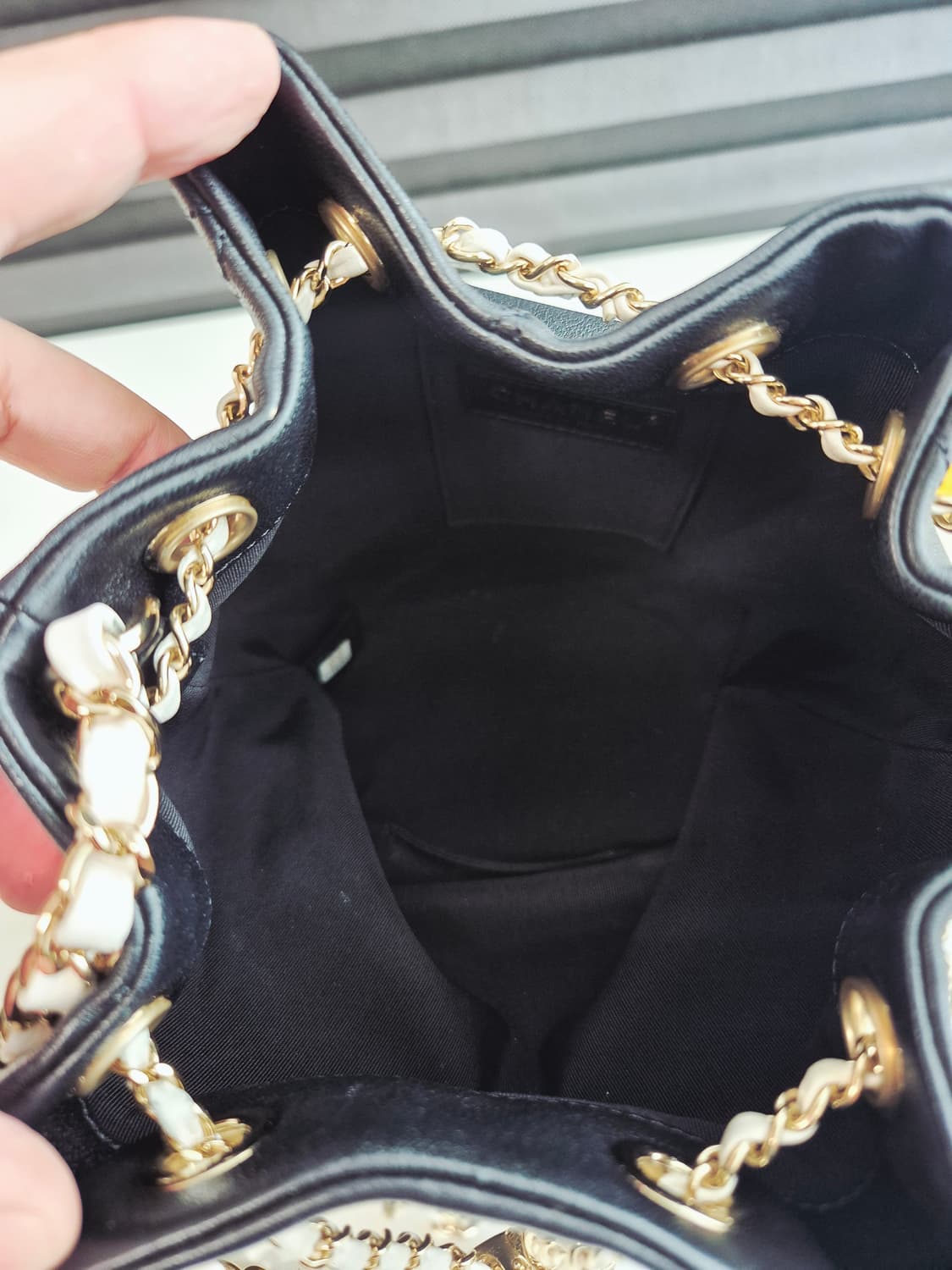 샤넬 드로스트링 체인 버킷백 31번대 (상태 S급인정 받음) 상품이미지7