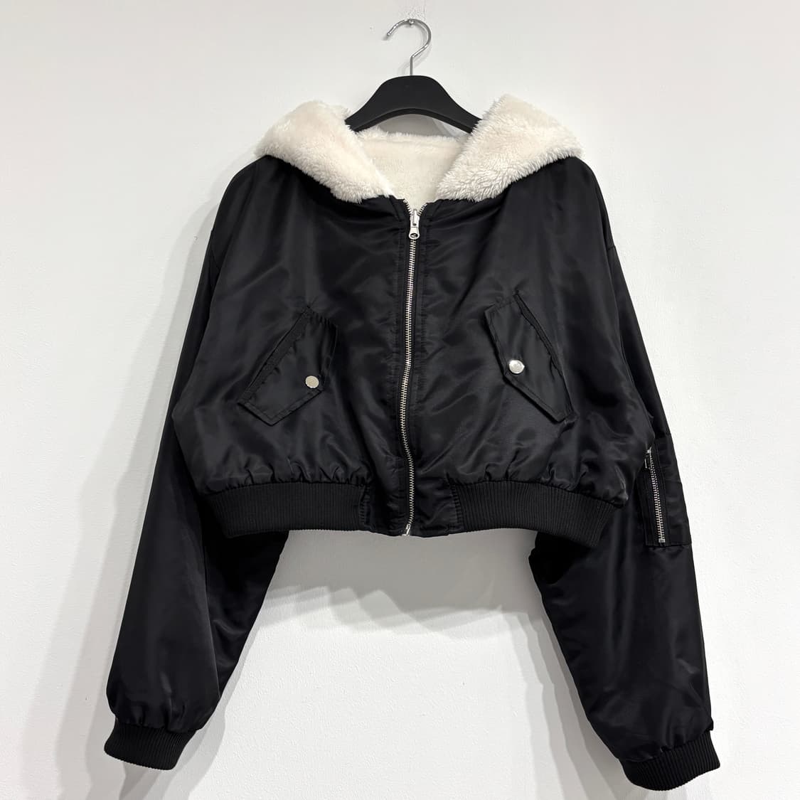 리버시블 양면 퍼 크롭 후드 항공점퍼 상품이미지1