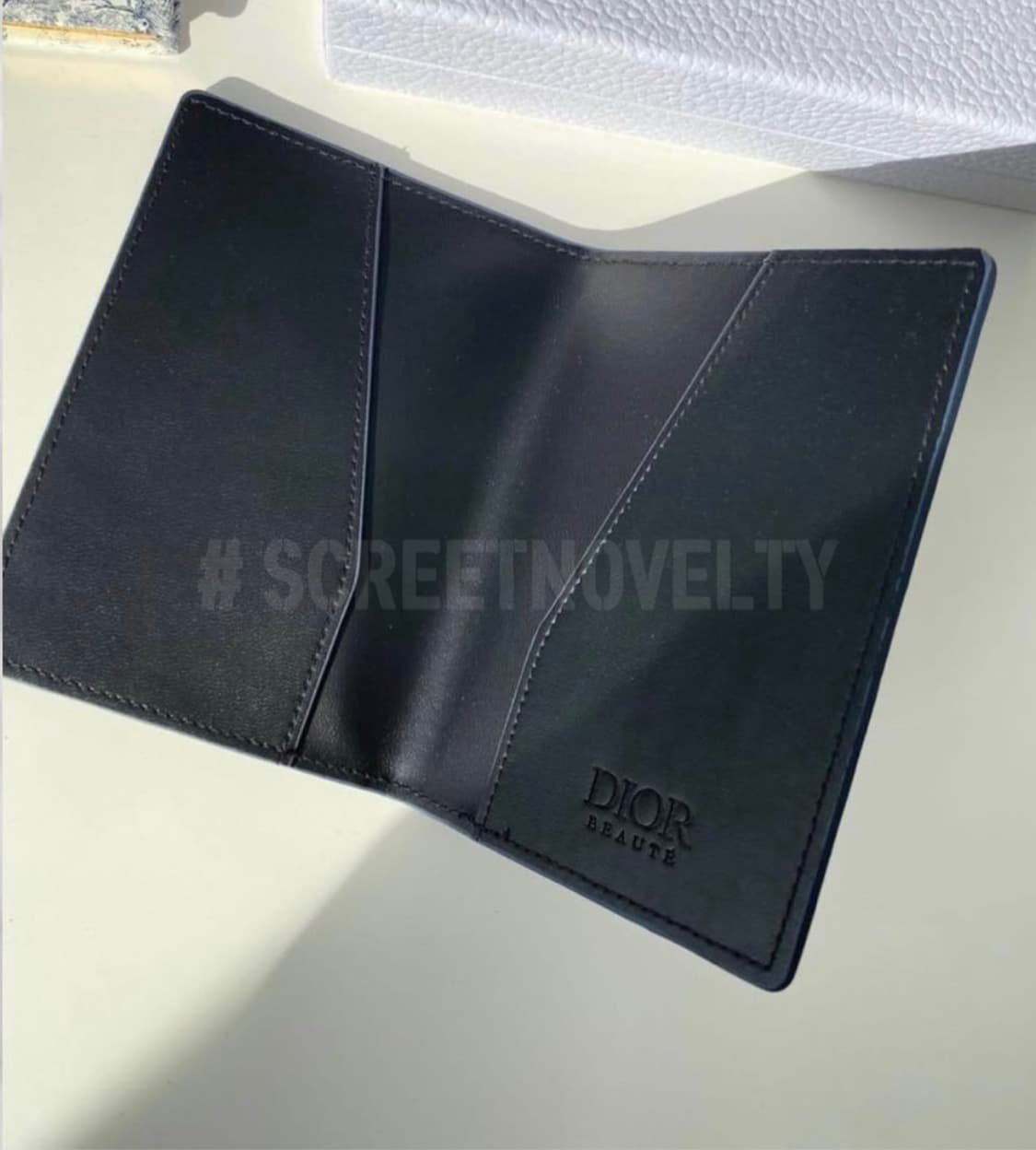 디올뷰티 여권지갑 여권홀더 블랙 디올 기프트  상품이미지4